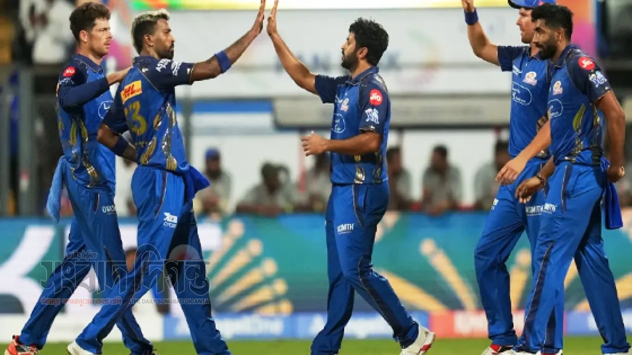 আইপিএলে ১৩ খেলোয়াড় নামিয়ে বিতর্কে মুম্বাই ইন্ডিয়ান্স