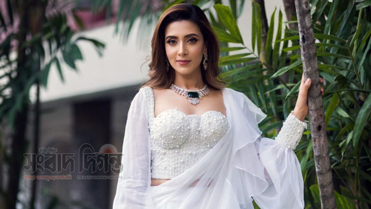 বিতর্কে মুখ খুললেন মিম 