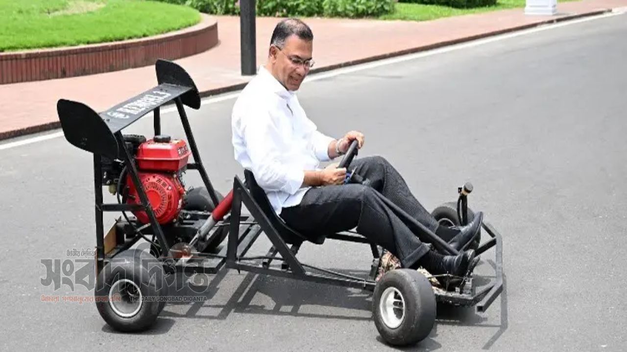 তরুণ উদ্ভাবকের রেসিং কার চালিয়ে অনুপ্রেরণা দিলেন প্রধানমন্ত্রী 