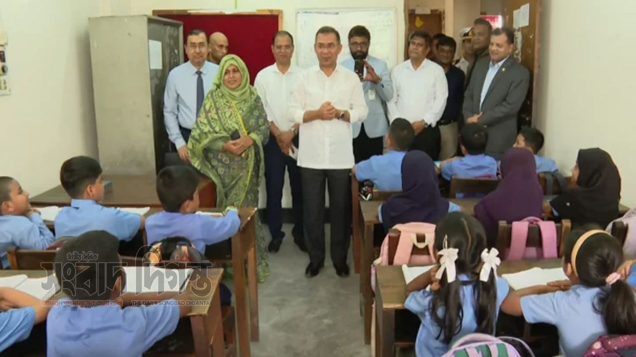 রাজধানীর শিক্ষাপ্রতিষ্ঠান বিয়াম ল্যাবরেটরি স্কুল ঘুরে দেখলেন প্রধানমন্ত্রী