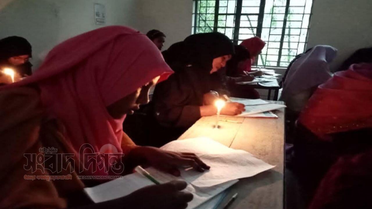 লোডশেডিংয়ে অন্ধকারে এসএসসি পরীক্ষা, মিঠাপুকুরে মোমবাতির আলোয় পরীক্ষার্থীদের পরীক্ষায় অংশগ্রহণ