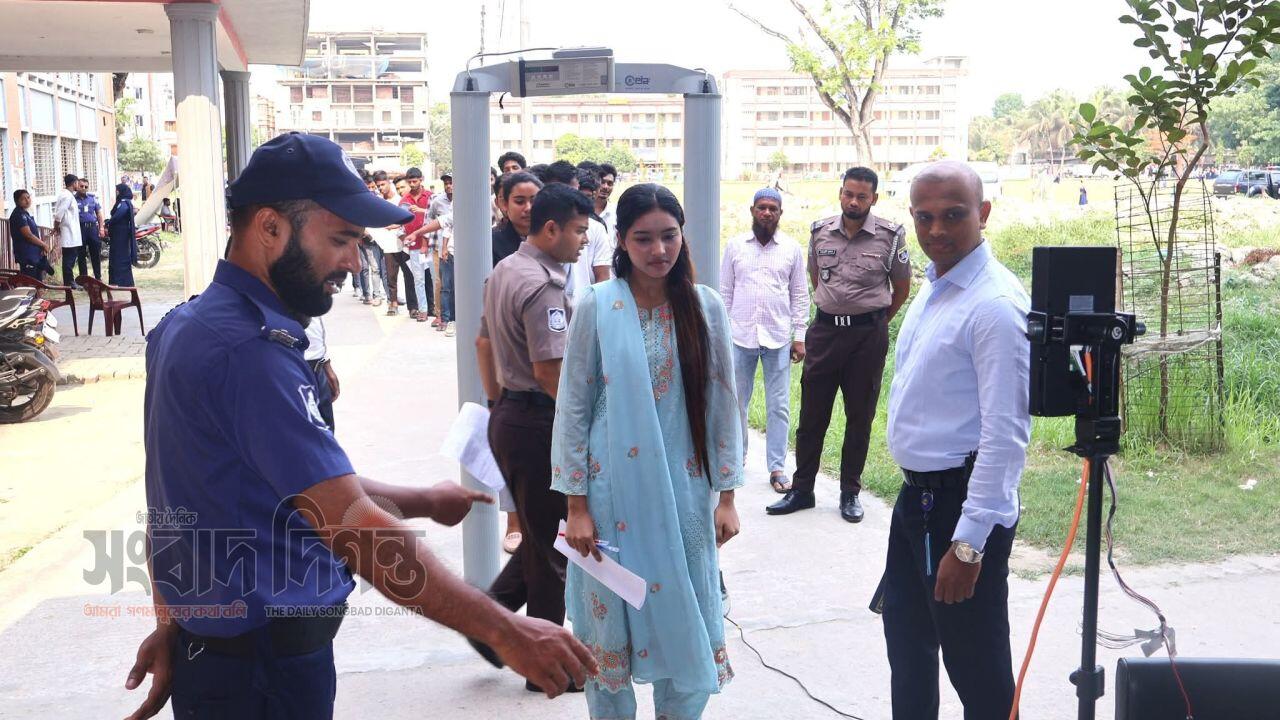 মাদারীপুরে জেলায় বাংলাদেশ পুলিশে ট্রেইনি রিক্রুট কনস্টেবল (টিআরসি) পদে নিয়োগ ফ্রেবুয়ারি - ২০২৬ এর লিখিত পরীক্ষা অনুষ্ঠিত 