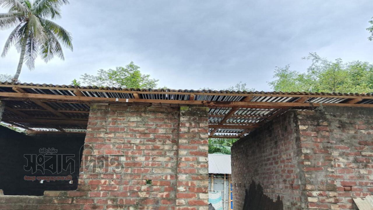আদালতের নির্দেশনা অমান্য করে মন্দিরের জমিতে টিনের চালা নির্মাণের অভিযোগ