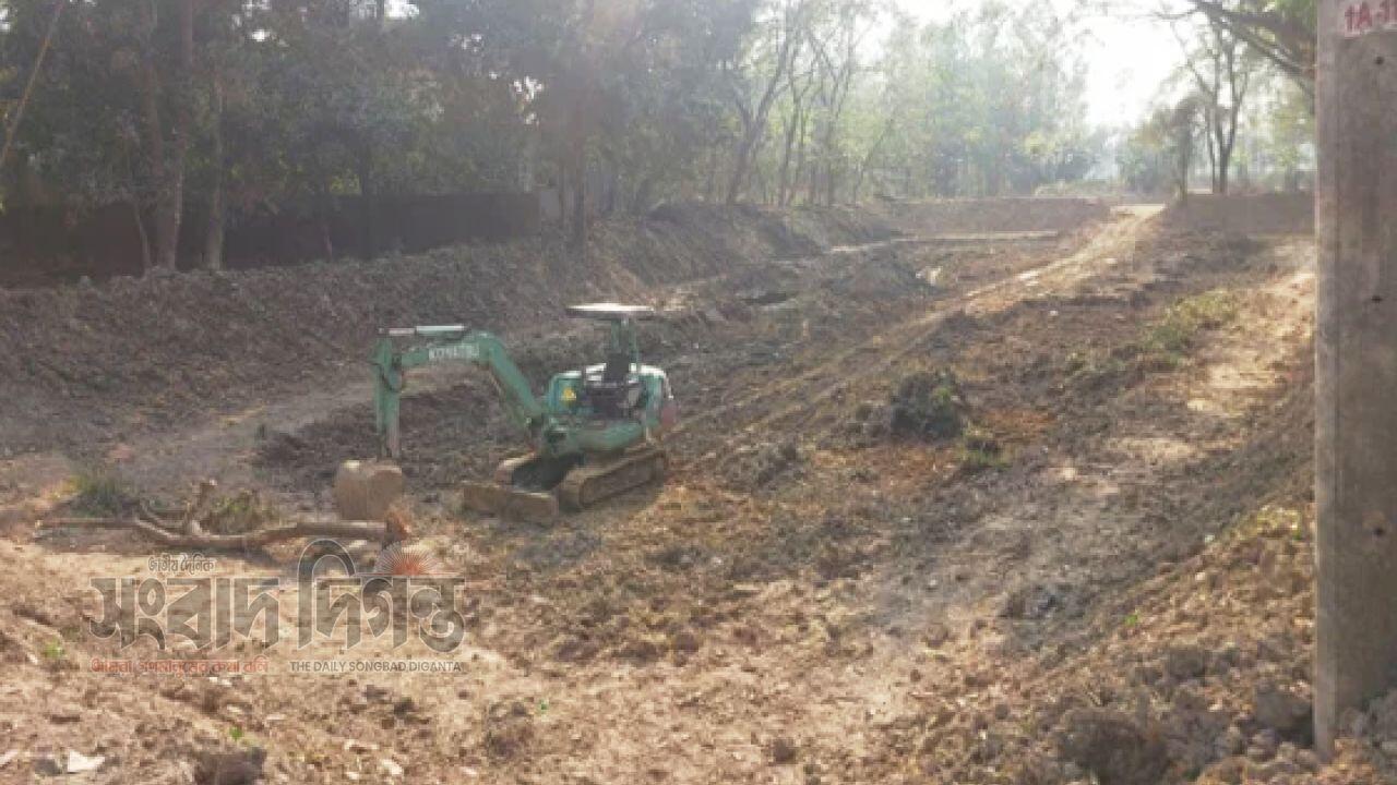 নিষেধাজ্ঞা উপেক্ষা করে চন্দনাইশে রাতভর মাটি কাটা 