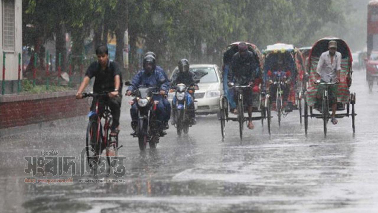ভোরের মুষলধারে বৃষ্টি, ঢাকায় স্বস্তি-ভোগান্তিতে নগরজীবন