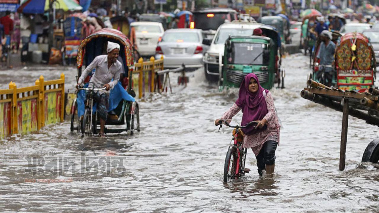 টানা বৃষ্টিতে ডুবেছে রাজধানী, জলাবদ্ধতায় চরম ভোগান্তি 