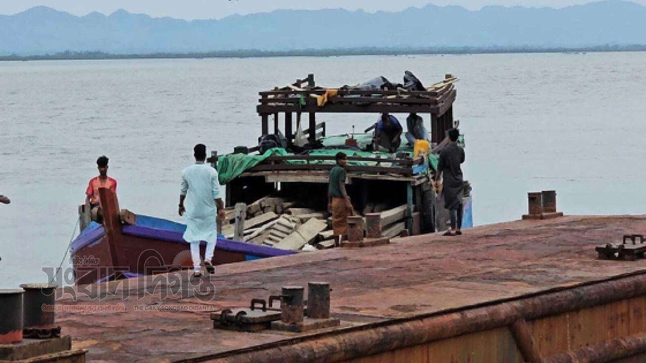 এক বছর পর টেকনাফ বন্দরে মিয়ানমারের কাঠবোঝাই ট্রলার
