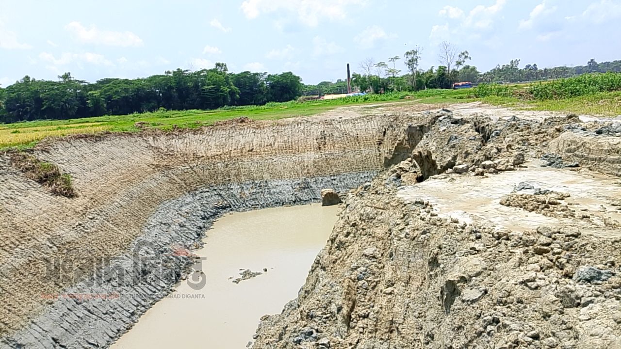 অসহায় প্রশাসন, রামগঞ্জে গভীর রাতে চলে মাটি লুটপাটের উৎসব