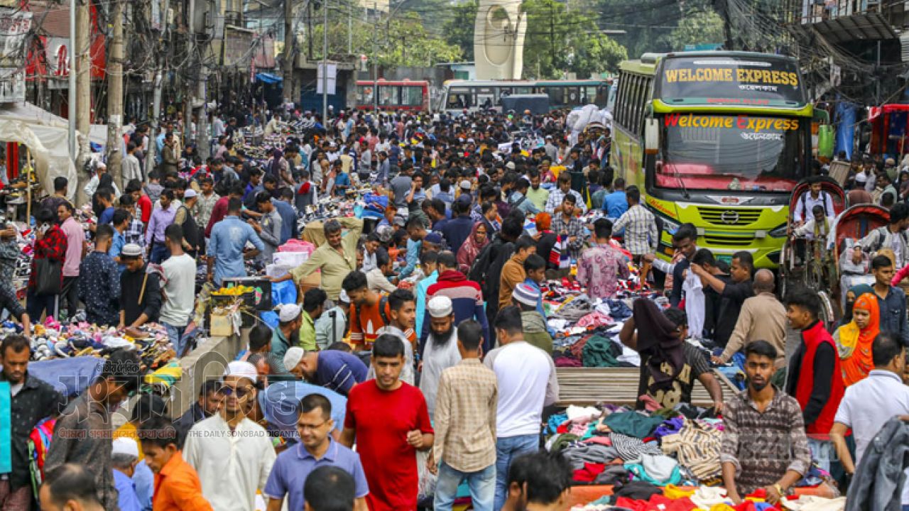 গুলিস্তান ফুটপাত এখন চাঁদাবাজির কেন্দ্র, প্রতিদিন কোটি টাকার লেনদেন