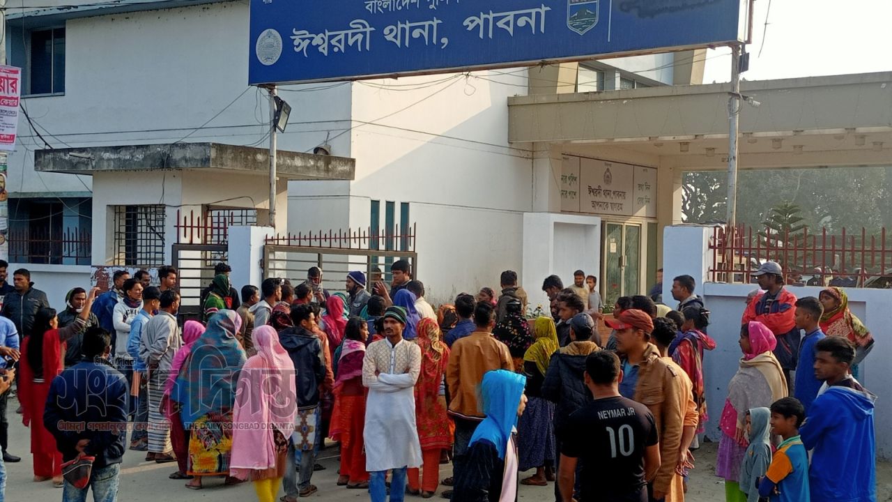 ঈশ্বরদীতে রাজনৈতিক দ্বন্দ্বে স্বেচ্ছাসেবক দলের সদস্যকে ছুড়িকাঘাত  