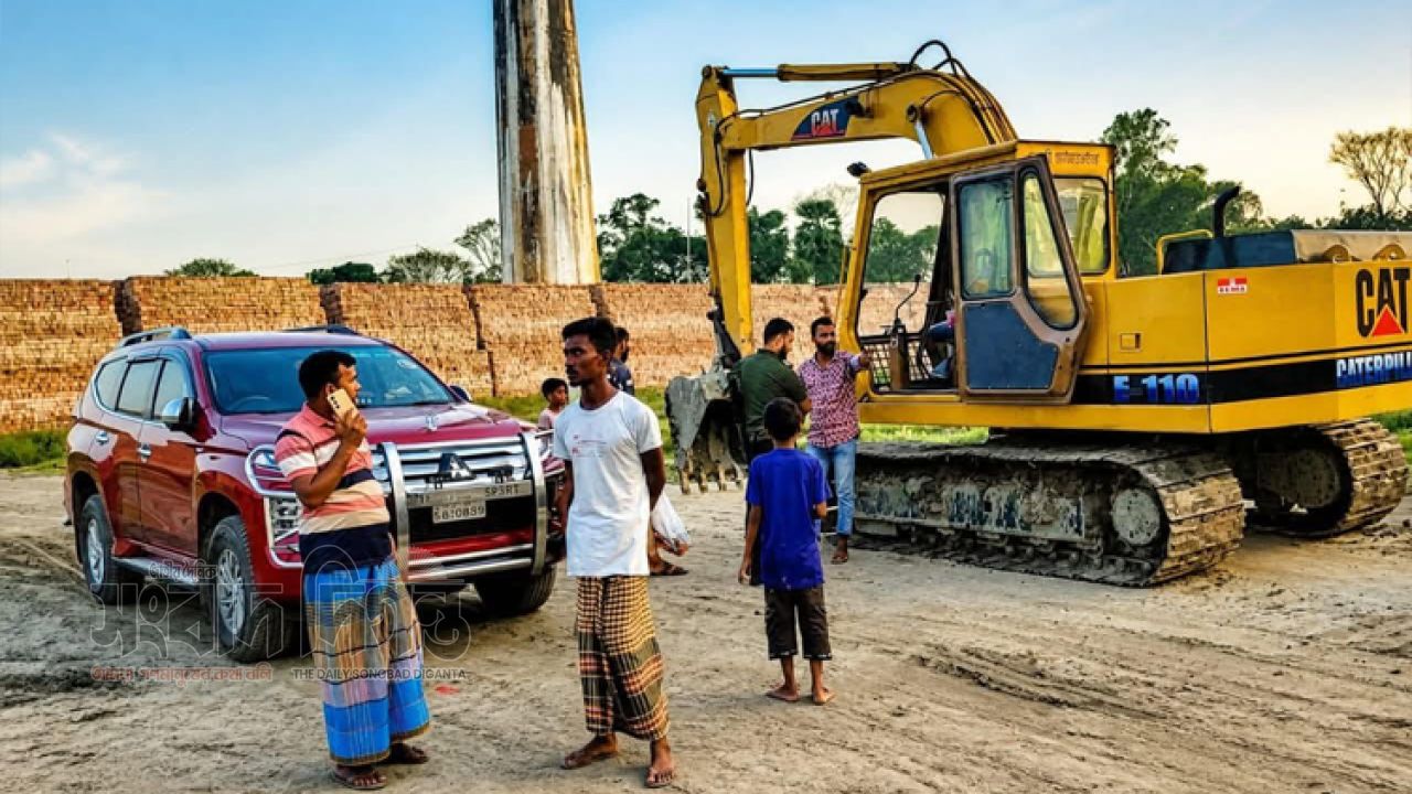 কৃষিজমি রক্ষায় ধামরাই প্রশাসনের কঠোর অভিযান, ভেকু জব্দ 