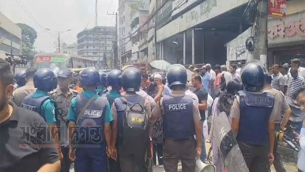 চট্টগ্রামে আমানতকারীদের বিক্ষোভ: টাকা ফেরত ও ‘হেয়ার কাট’ বাতিলের দাবি 