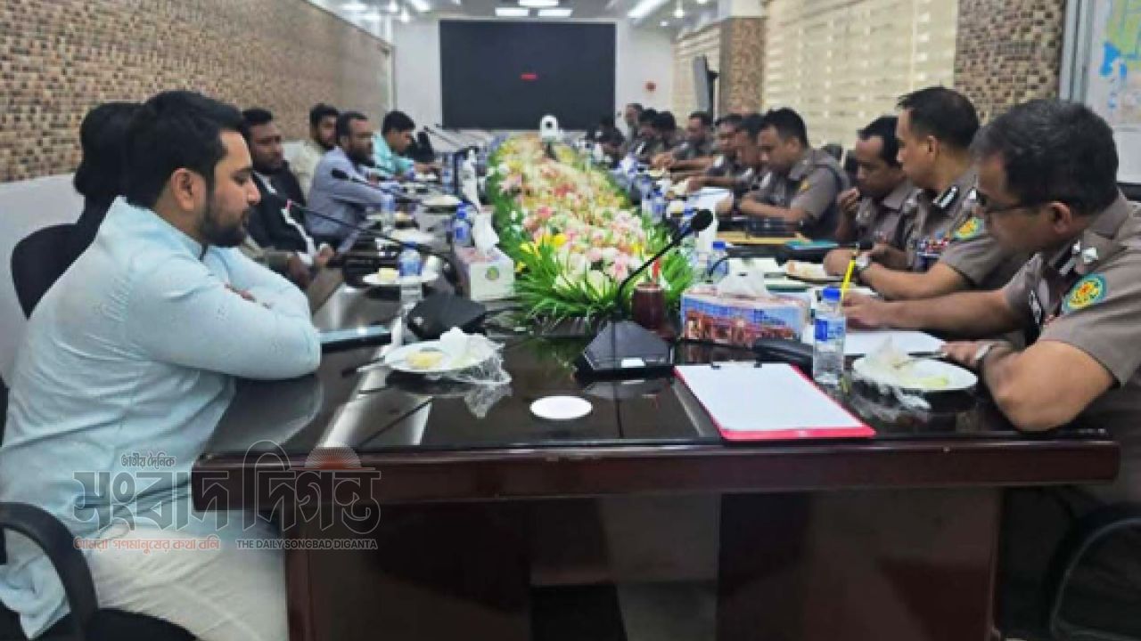 ঢাকা-১১ আসনের আইনশৃঙ্খলা নিয়ে ডিএমপির সঙ্গে নাহিদ ইসলামের মতবিনিময়