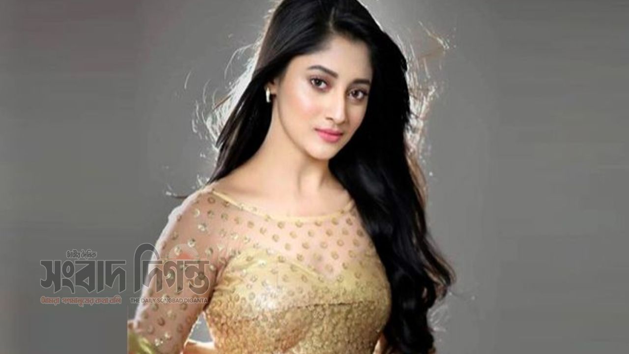 ঈদে জোড়া ছবি নিয়ে পূজা