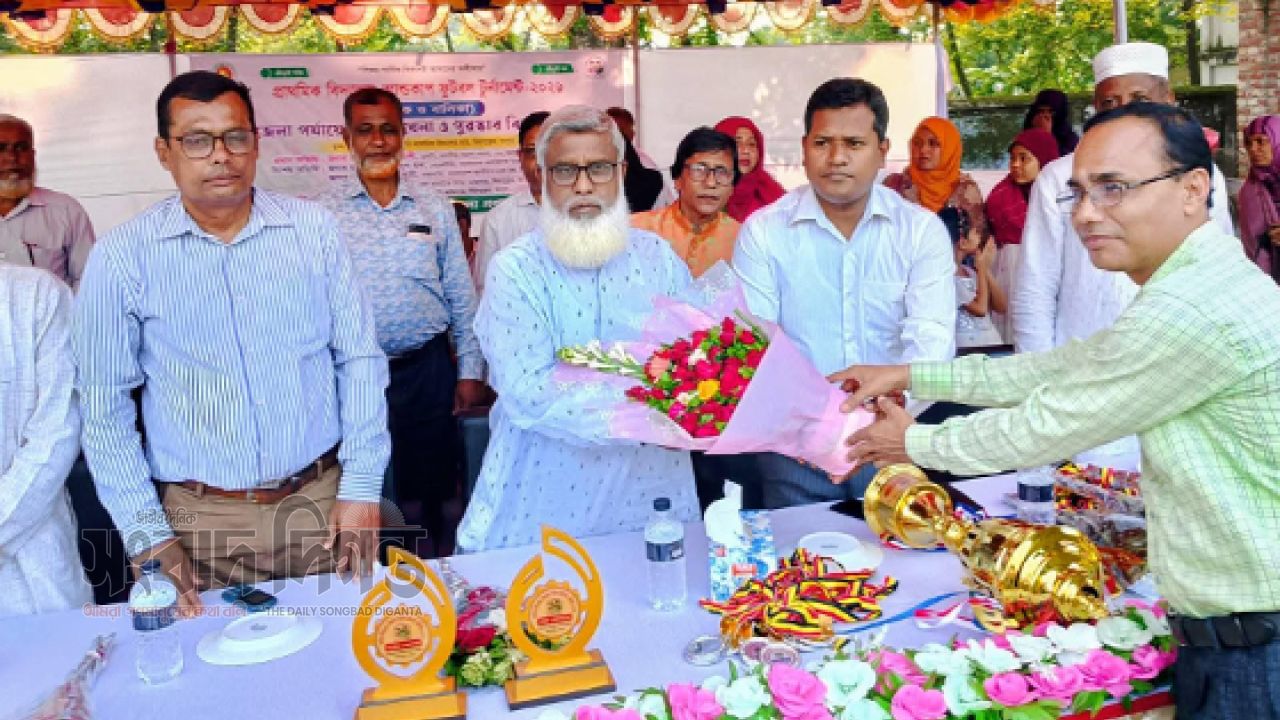 মিঠাপুকুরে প্রাথমিক বিদ্যালয় গোল্ডকাপ ফুটবল টুর্নামেন্টের ফাইনাল ও পুরস্কার বিতরণ অনুষ্ঠিত