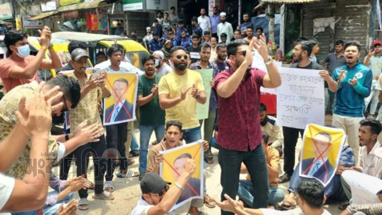 কিশোরগঞ্জ জেলা ছাত্রদলের কমিটি বাতিলের দাবিতে সড়ক অবরোধ, ক্ষোভে ফুঁসে উঠলেন বঞ্চিত নেতাকর্মীরা