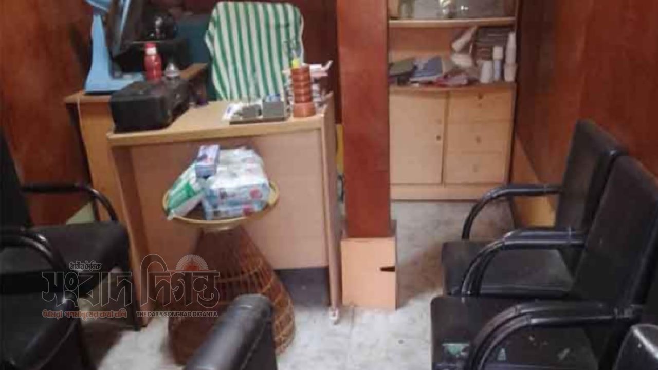দক্ষিণ পাটপট্টিতে চোরের তাণ্ডব, ক্ষতিগ্রস্ত সাংবাদিকের ফ্যাক্টরি