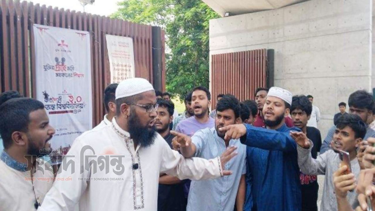 উপাচার্যের পদত্যাগ দাবিতে উত্তপ্ত বেগম রোকেয়া বিশ্ববিদ্যালয়