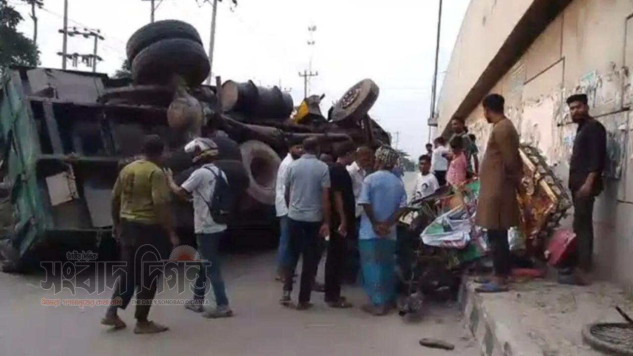 টাঙ্গাইলে ট্রাক উল্টে অটোরিকশার ওপর, চালক নিহত
