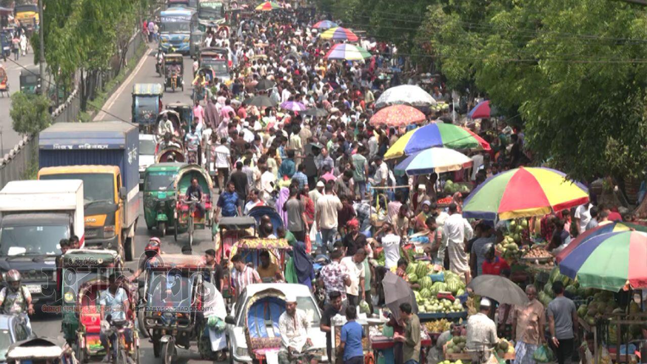 মোহাম্মদপুরে ১০০ ফুট সড়ক দখলে হকাররা, তিন লেনই বন্ধ 