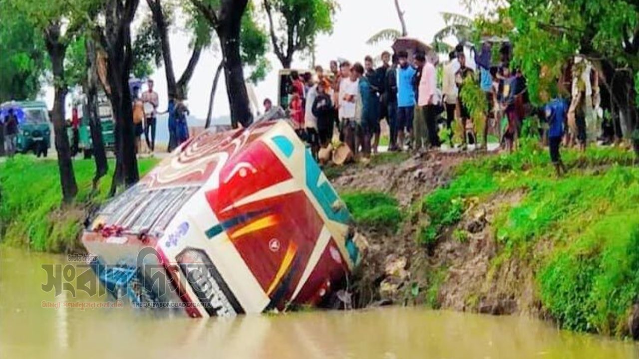 খুলনা-সাতক্ষীরা মহাসড়কে যাত্রীবাহী বাস খাদে, যুবক নিহত; আহত অন্তত ২৫