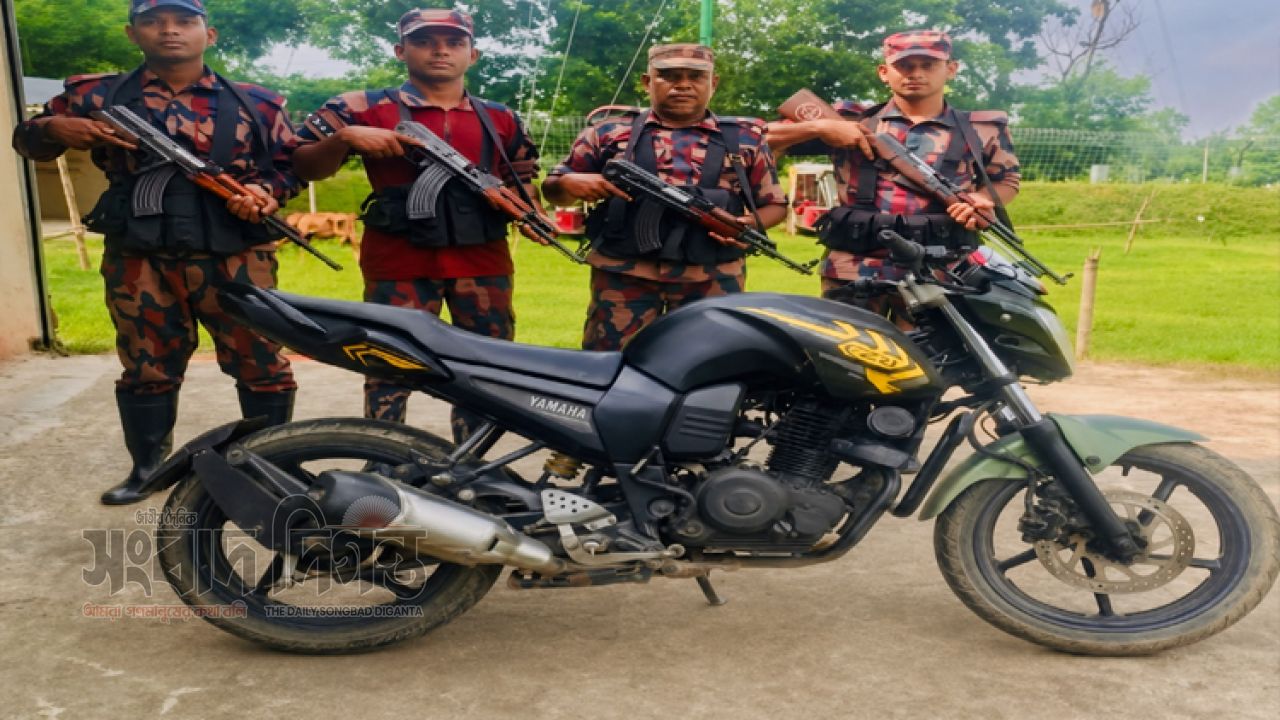 কসবা সীমান্ত থেকে ভারতীয় চোরাই ইয়ামাহা মোটরসাইকেল আটক 