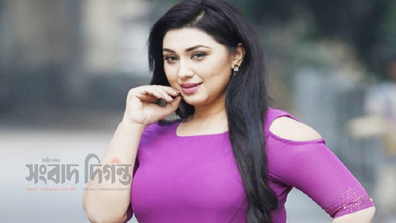 অপুর হাতে সোনার কলস 