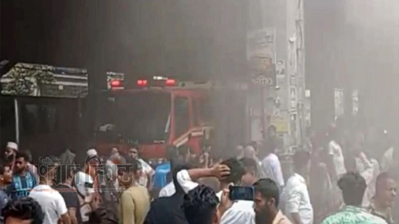 মিরপুরের পূরবী সুপার মার্কেটে আগুন, নিয়ন্ত্রণে কাজ করছে ফায়ার সার্ভিস 