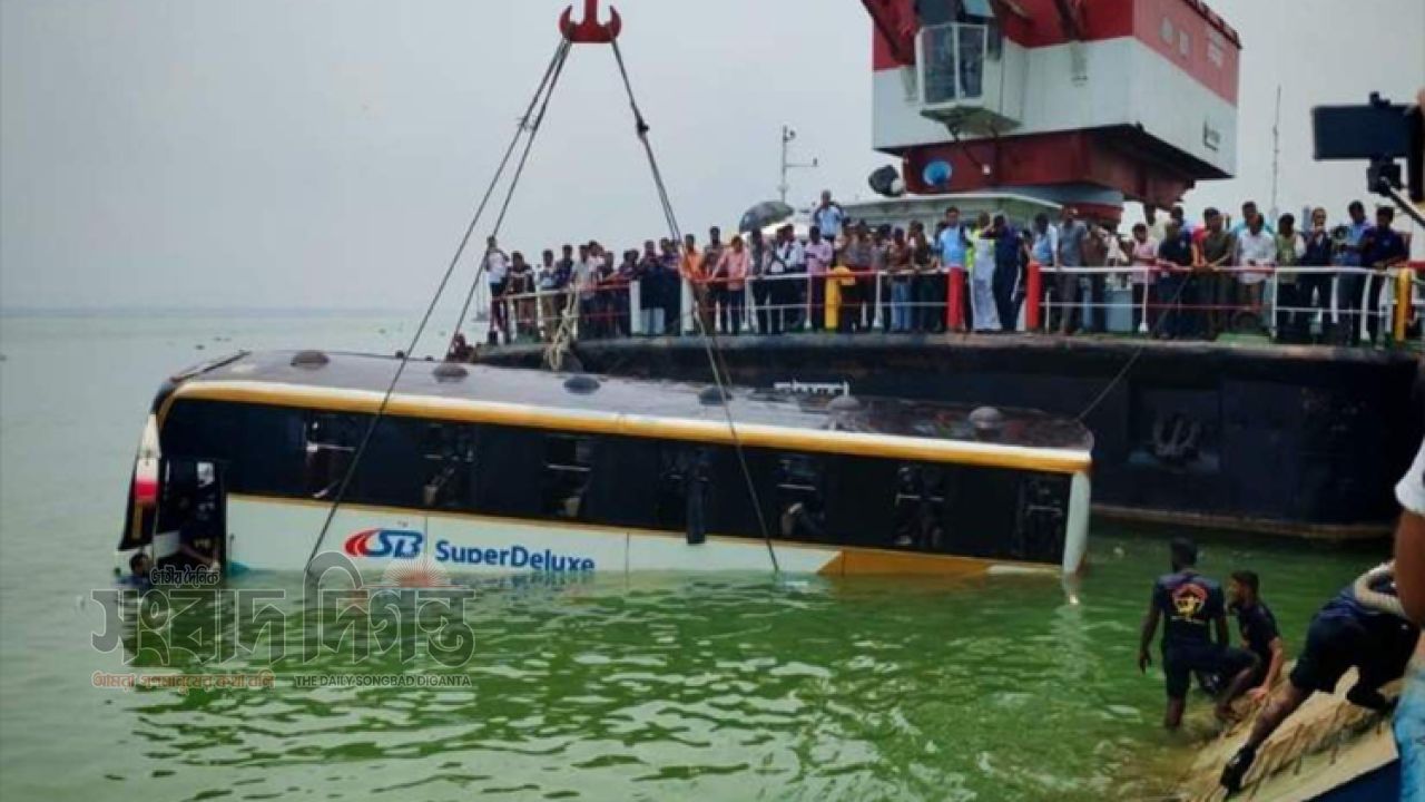দৌলতদিয়ায় ফের নিয়ন্ত্রণ হারিয়ে পদ্মায় বাস অভিযানে উদ্ধার করা হলো 