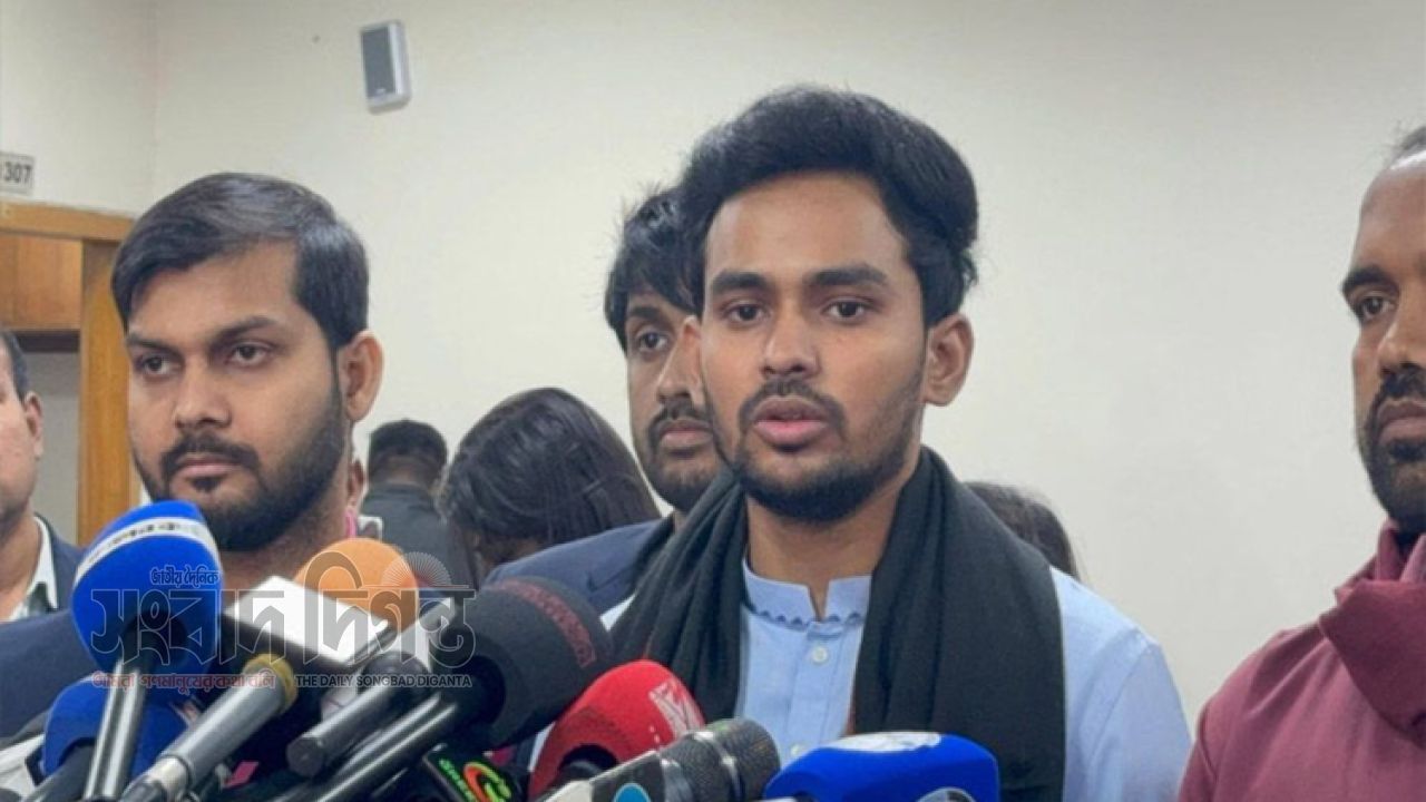 বাজেট ঘিরে অর্থনৈতিক সংকটের শঙ্কা : আসিফ মাহমুদ