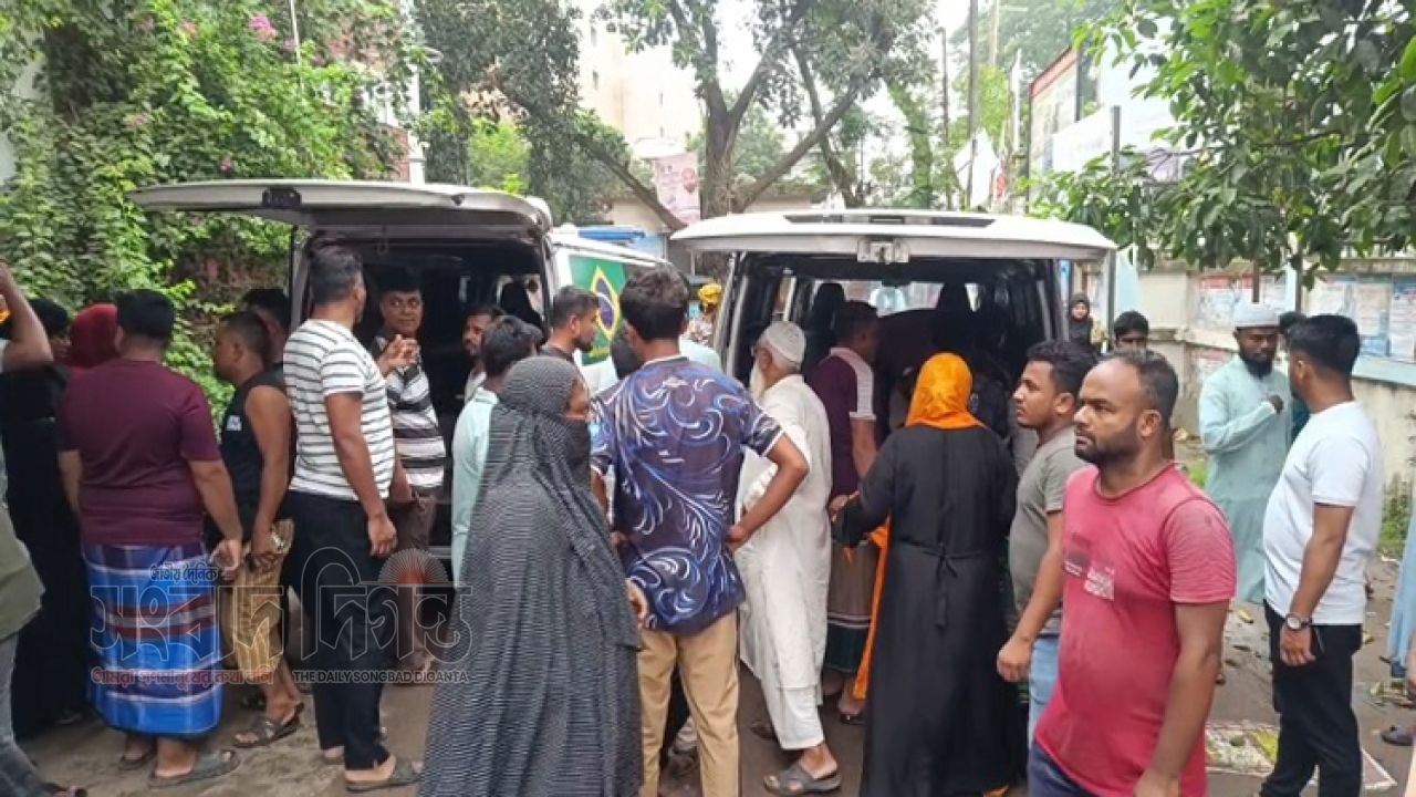 ব্রাহ্মণবাড়িয়ায় পিকআপের ধাক্কায় ঝরল ৩ প্রাণ, নিহত মা-ছেলে ও অটোরিকশাচালক 