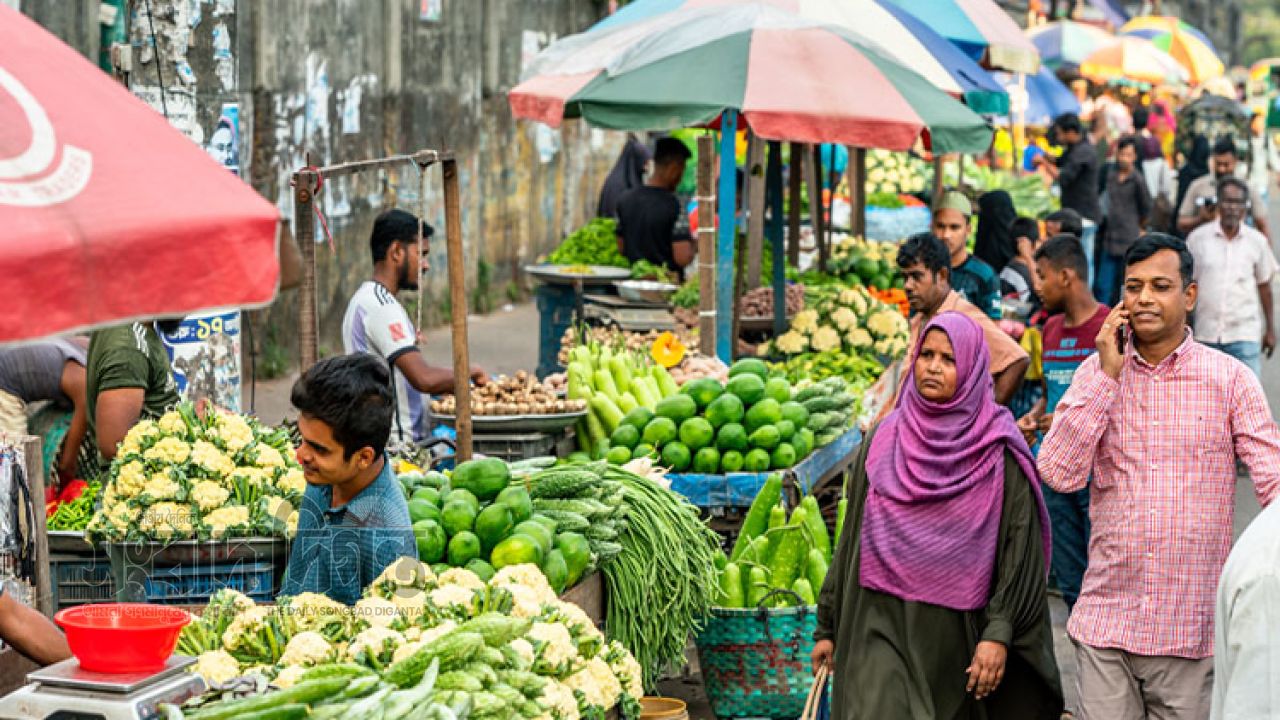 ঈদের পর স্বস্তি সবজির বাজারে, কমেনি মাছ-মাংস-ডিমের দাম