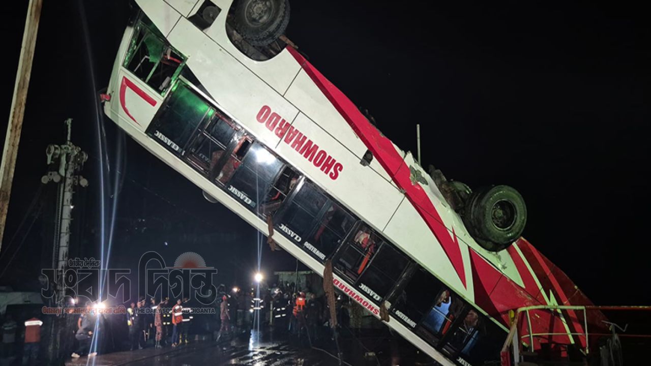 ফেরিতে ওঠার সময় বাস নদীতে, ৭ দিনের মধ্যে তদন্ত প্রতিবেদন