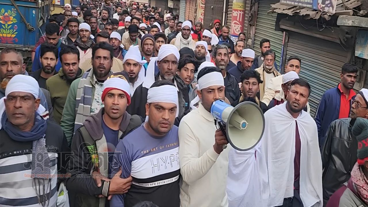 আগ্রাবাদে মাথায় কাফনের কাপড় বেঁধে বিক্ষোভ, তৎপর আইনশৃঙ্খলা বাহিনী 