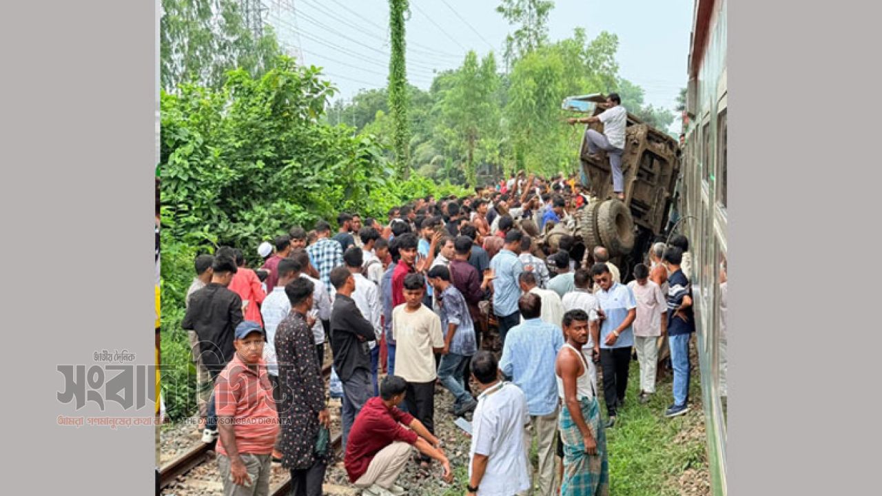 অরক্ষিত ক্রসিংয়ে ট্রেন-ট্রাক সংঘর্ষ, স্থবির রেল যোগাযোগ 
