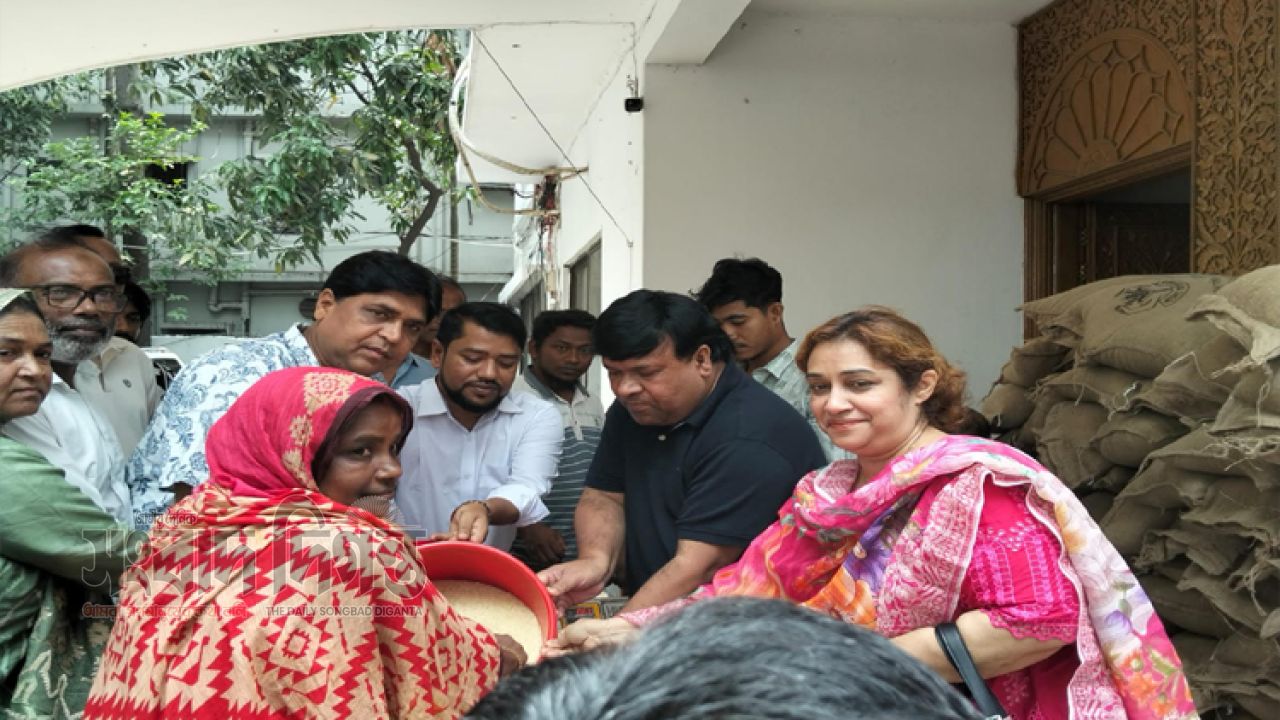 গাজীপুরে প্রধানমন্ত্রীর ত্রাণভান্ডারের খাদ্যশস্য বিতরণ উদ্বোধন