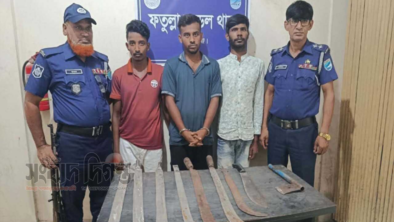 ফতুল্লায় প্রতিবেশীর বাড়িতে হামলা-ভাঙচুর, ৪ জন গ্রেপ্তার 