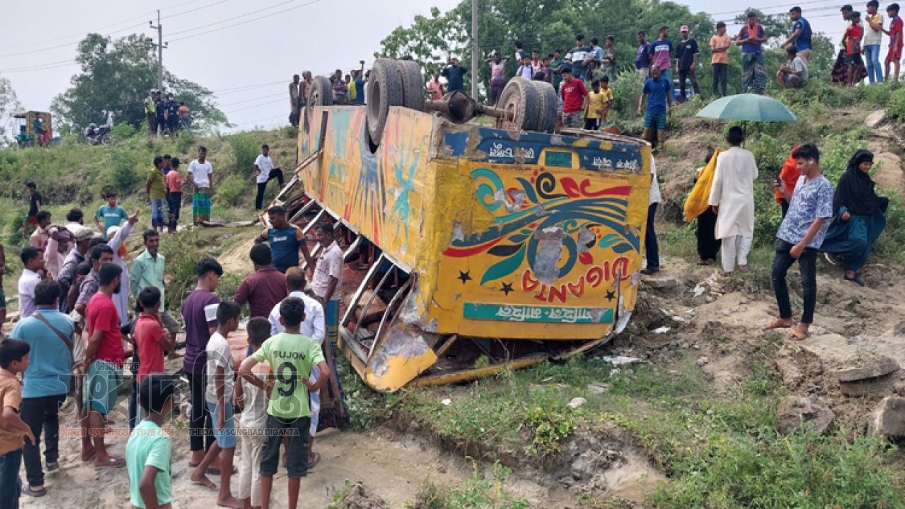 ব্রাহ্মণবাড়িয়ায় দিগন্ত পরিবহনের বাস খাদে, নিহত ৪; আহত অন্তত ৩০