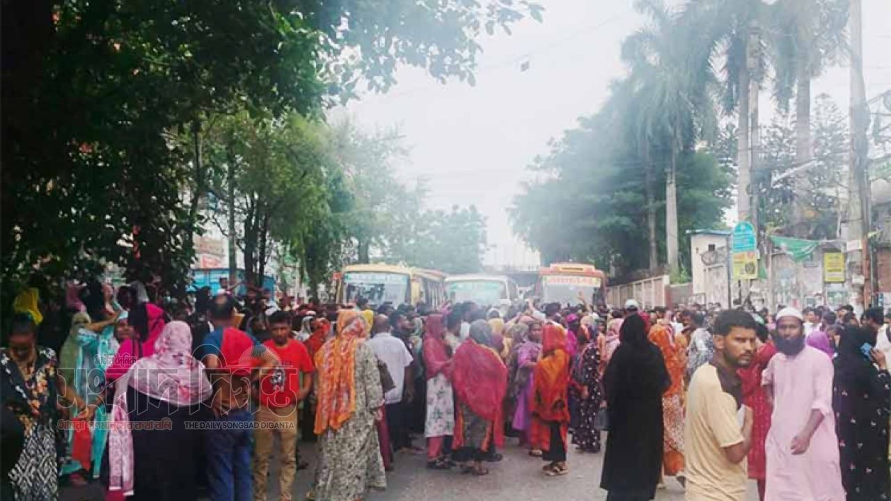 রামপুরায় শ্রমিক বিক্ষোভে অচল সড়ক, চাকরি ফেরতের দাবিতে উত্তাল বিটিভি মোড় 