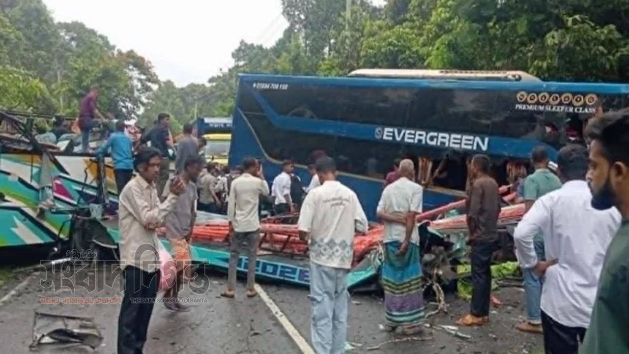 কক্সবাজার-চট্টগ্রাম মহাসড়কে ভয়াবহ বাস দুর্ঘটনা, আহত অর্ধশতাধিক 