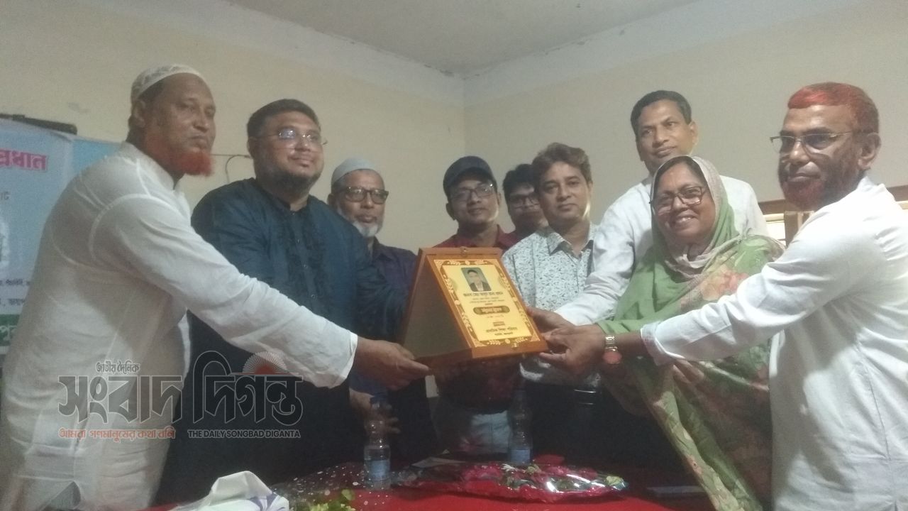 পাঁচবিবিতে প্রাথমিক বিদ্যালয়ের শিক্ষকদের পক্ষ থেকে জেলা পরিষদ প্রশাসক মাসুদ রানা প্রধানকে সংবর্ধনা