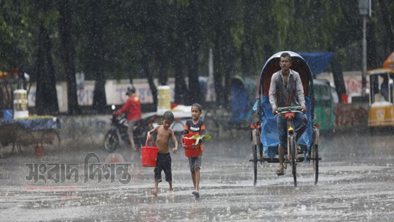 বর্ষার প্রভাবে ঢাকায় ঝিরঝিরে বৃষ্টি  