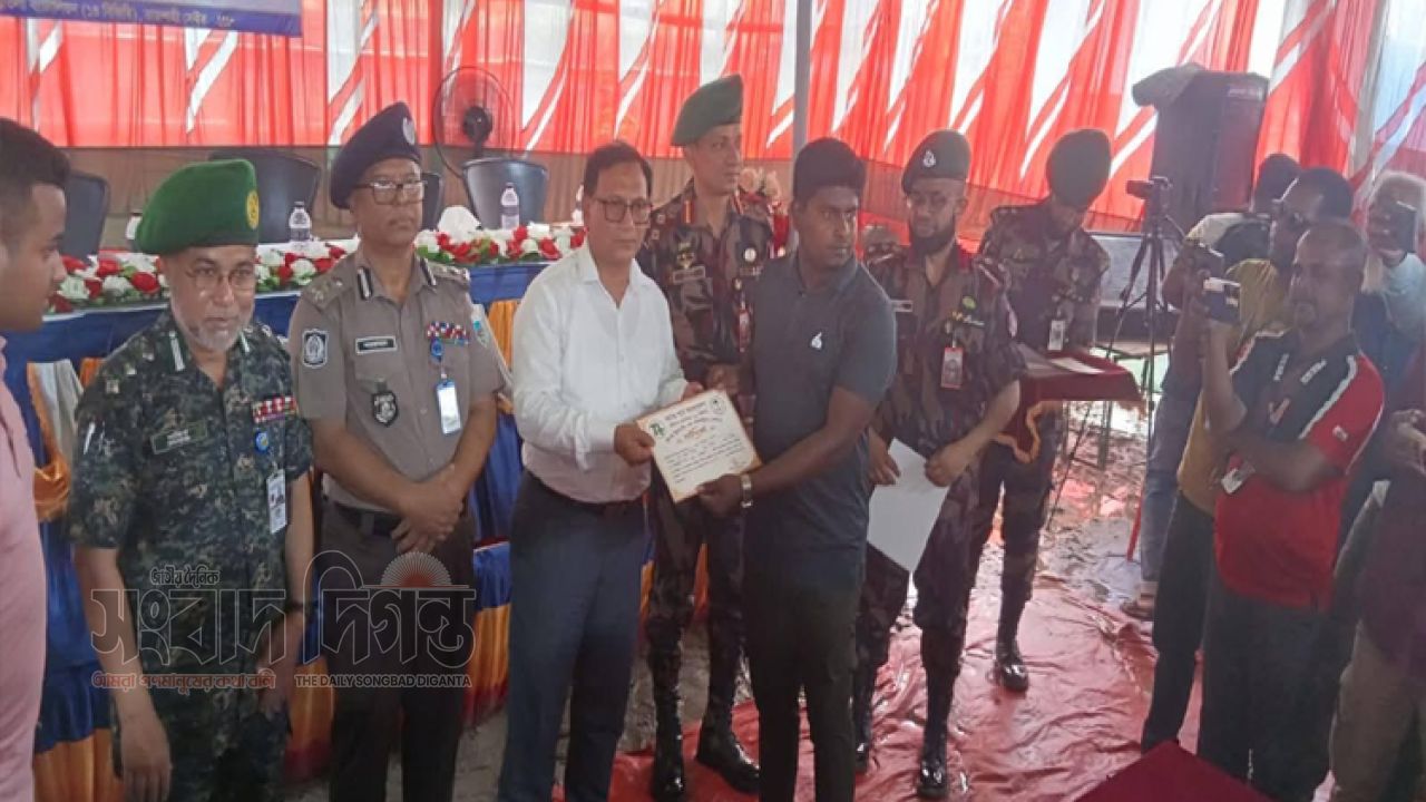 পত্নীতলায় বিজিবির ফ্রিল্যান্সিং প্রশিক্ষণ সনদ বিতরণ 