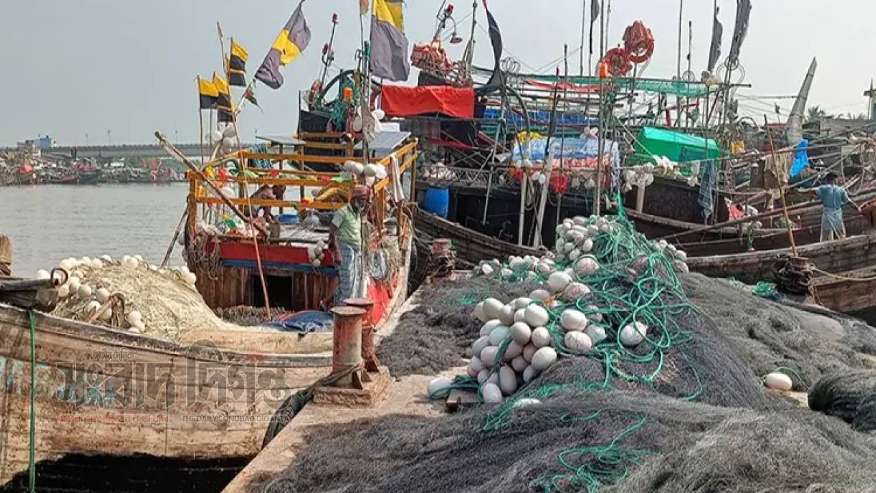 ৫৮ দিনের নিষেধাজ্ঞা শেষে সাগরে ফেরার প্রস্তুতিতে পিরোজপুরের জেলেরা