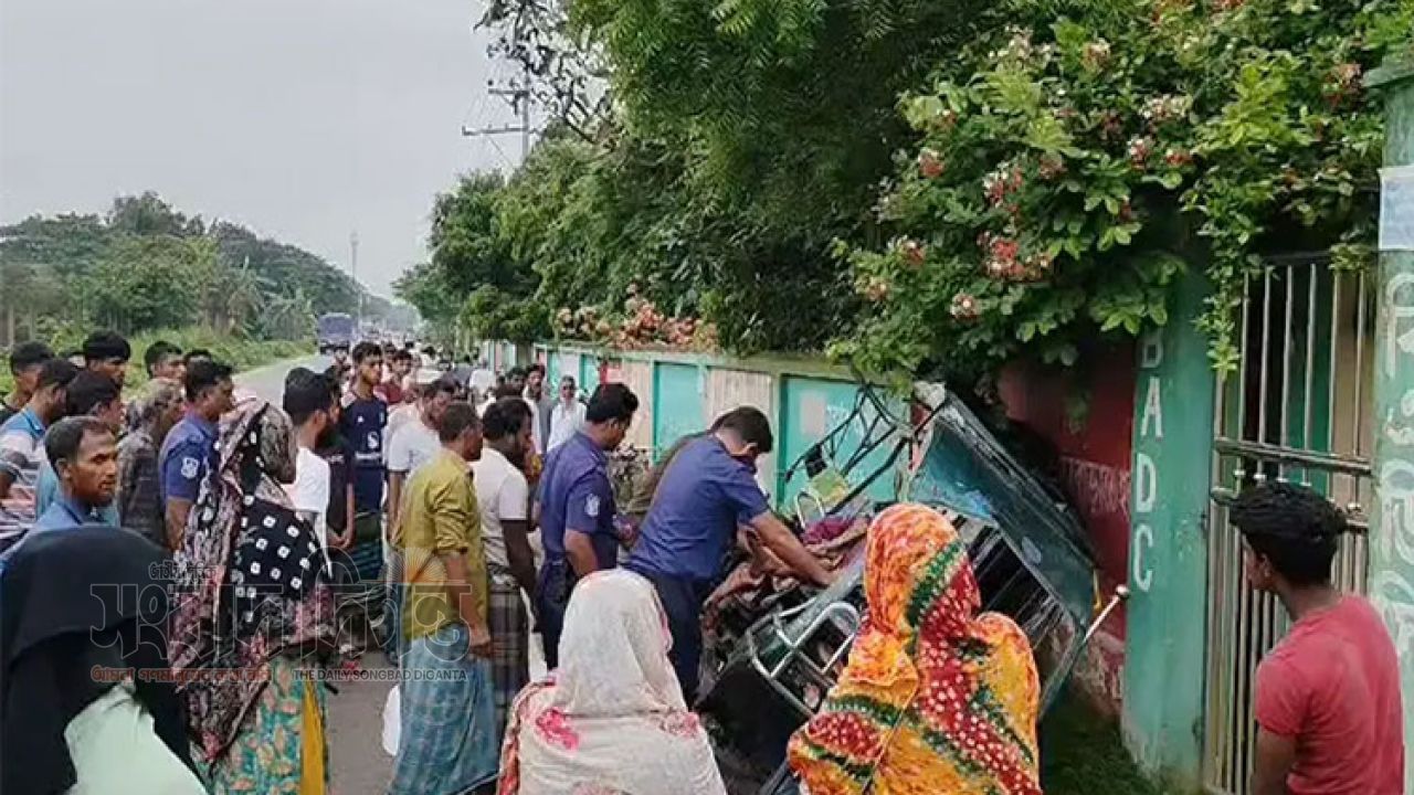 ঢাকা–কিশোরগঞ্জ সড়কে দুর্ঘটনা: আহত ৩, ট্রাকচালক পলাতক