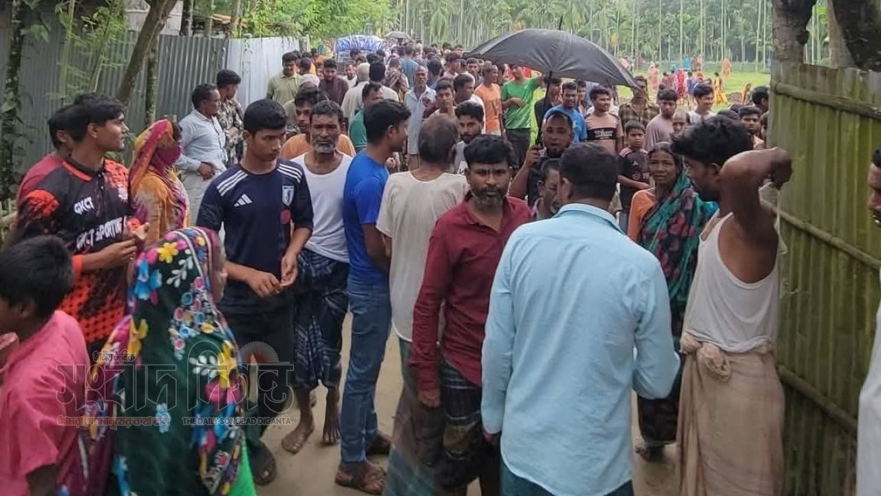 কুড়িগ্রামের ফুলবাড়ীতে মাদকবিরোধী বিশেষ অভিযান, ঘটনাস্থলে উৎসুক জনতার ঢল