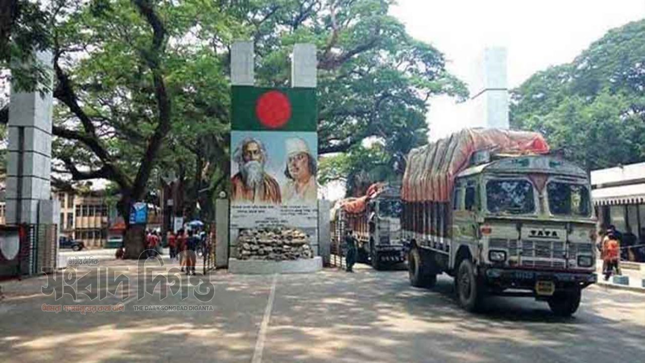 বেনাপোল  অনির্দিষ্টকালের কর্মবিরতির ঘোষণা, রোববার থেকে থমকে যেতে পারে আমদানি-রপ্তানি 