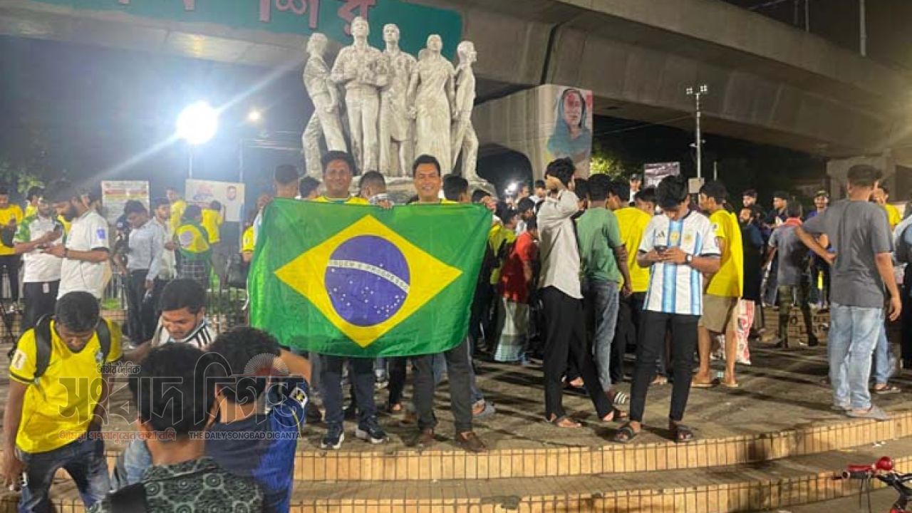 বিশ্বকাপ উন্মাদনায় ঢাবি এলাকা, টিএসসি-শাহবাগে রাতভর ফুটবল উৎসব 