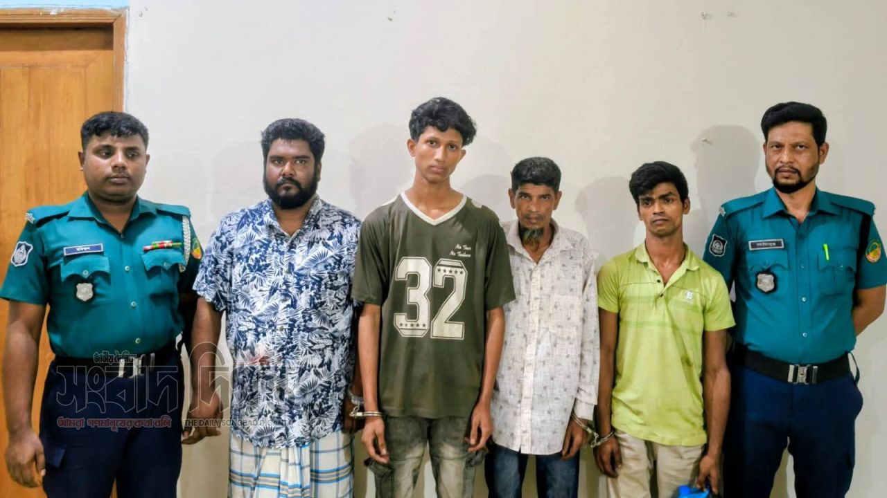 টঙ্গী পশ্চিম থানার অভিযানে ৫০ পুরিয়া হেরোইনসহ মাদক ব্যবসায়ী ও সেবক গ্রেপ্তার
