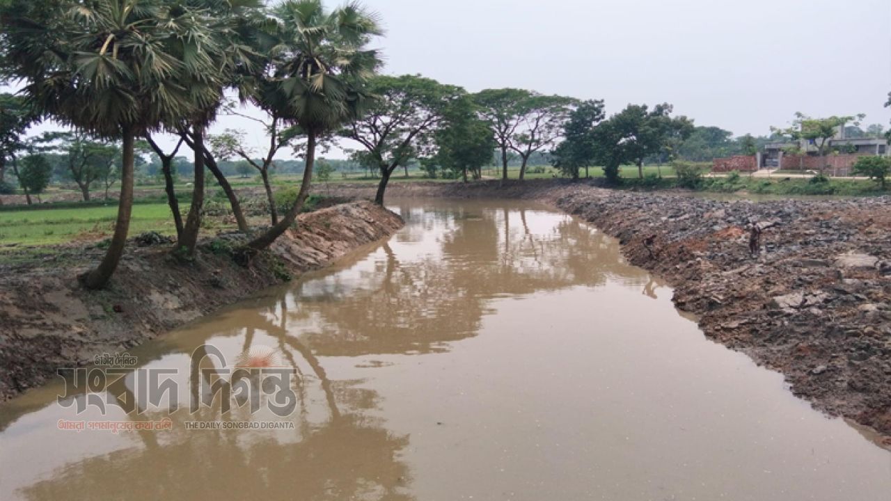 মৃতপ্রায় খালে প্রাণের জোয়ার স্বস্তিতে ফুলবাড়িয়া